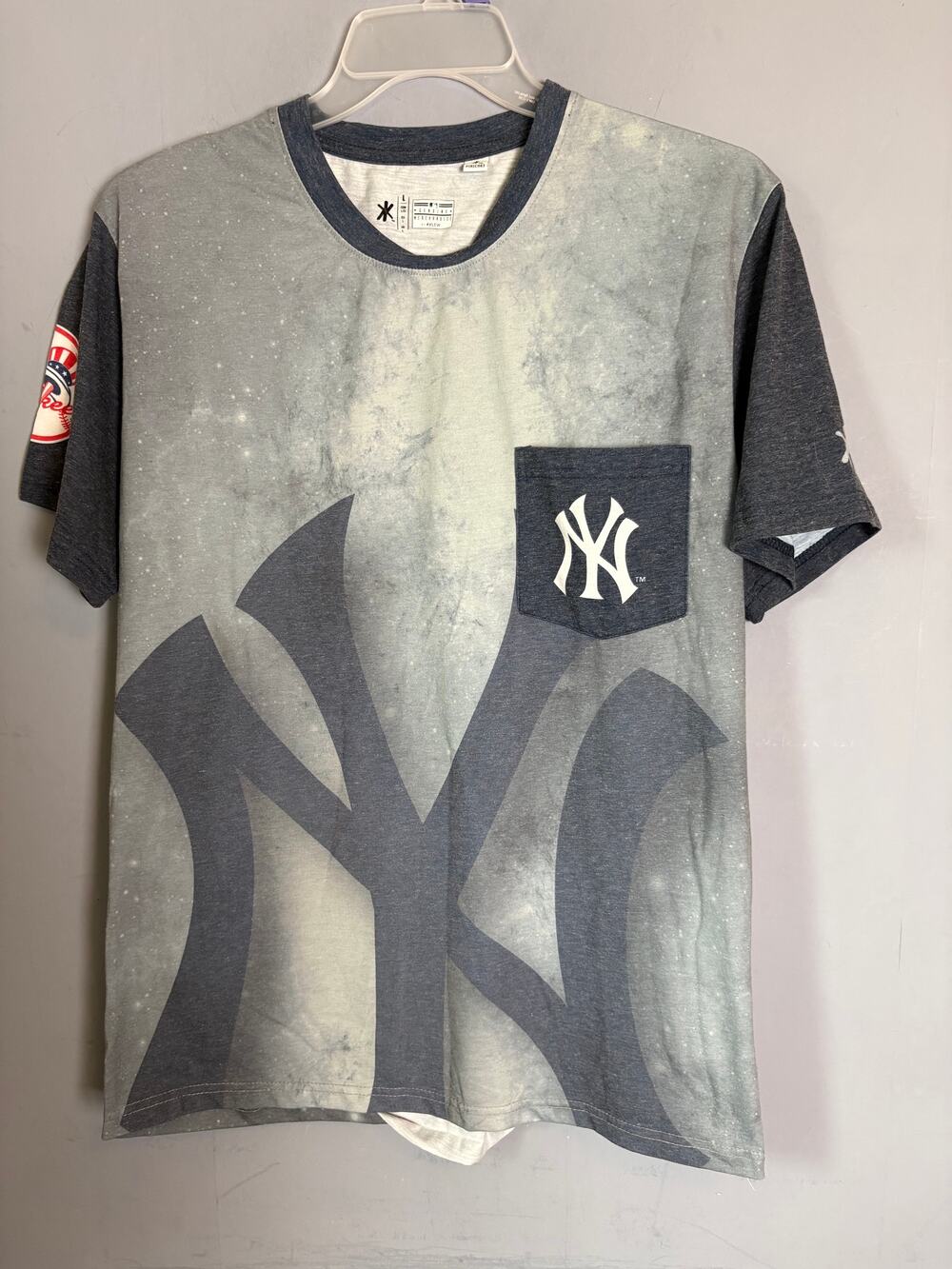 MLB Genuine Merchandise New York Yankees Gray Graphic Pocket T‑Shirt Size Lv